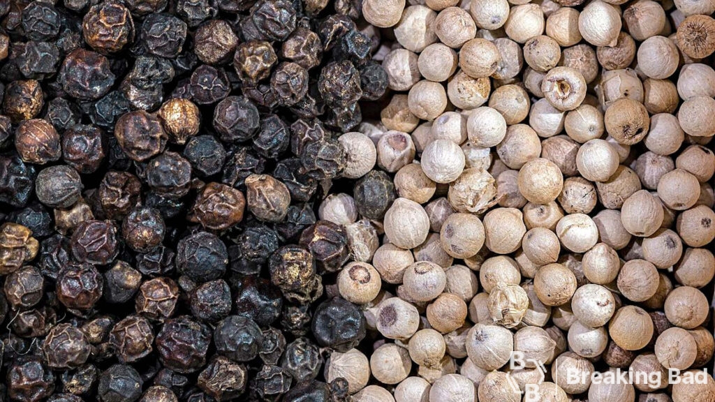 Black and White Peppers With Piperine